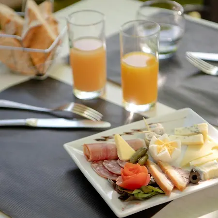 Kyriad Lyon Hotel 3*