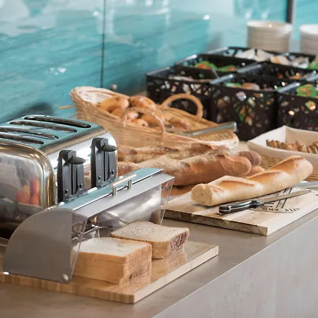 Kyriad Lyon Hotel 3*